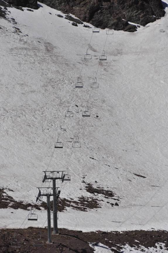Cadeirinhas desligadas na estação de esqui de Portillo, próximo ao Paso Cristo Redentor, entre Argentina e Chile